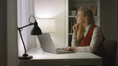 Düşünceli orta yaşlı kadın yazar yeni bir kitap için bir konsept düşünüyor. Evden çalışan serbest çalışan biri.