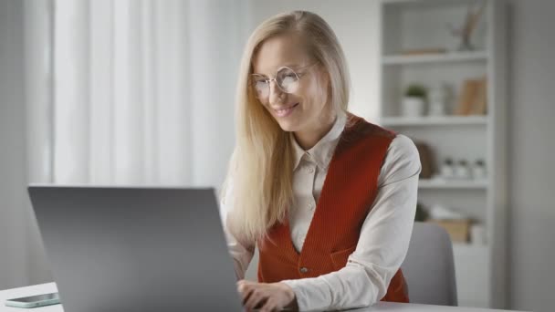 Attraktiv Medelålders Kvinna Som Arbetar Laptop Och Ler Känner Sig — Stockvideo
