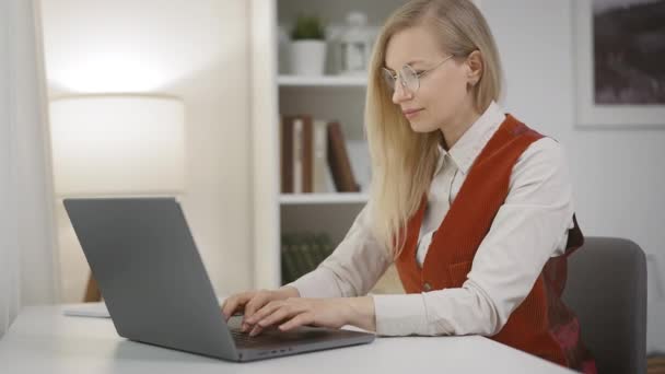 Attraktiv Blond Kvinna Sms Till Affärspartner Laptop Framgångsrik Affär Frilansare — Stockvideo