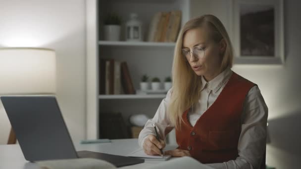 Mulher Focada Usando Laptop Casa Escrevendo Notas Aprendendo Idioma Assistindo — Vídeo de Stock