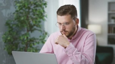 Evde aletlerle çalışan sakallı genç bir adam. Yakışıklı bir iş adamı. Proje için tablet ve dizüstü bilgisayar kullanıyor. Çoklu sahne dizisi