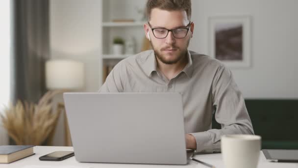 自宅でノートパソコンを操作する髭の男 コンピュータを使用してハンサムなスマートビジネスマン マルチシーンシーケンス — ストック動画