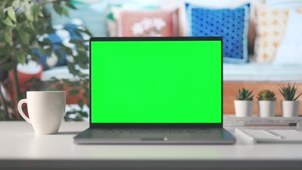 舒适房间内部的白色书桌 配有笔记本电脑和热气腾腾的长颈鹿杯 Pc绿色彩色屏幕 有复制空间 — 图库视频影像