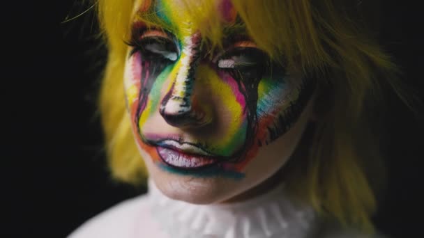 Крупный План Молодой Женщины Красочным Лицом Черном Фоне Клоунский Макияж — стоковое видео