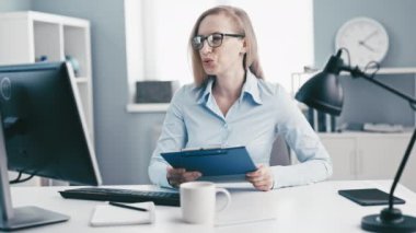 Neşeli sarışın iş kadını bilgisayar uygulaması kullanarak video konferansı yapıyor, ofisten uzak bir konuşma yapıyor, insanlarla bağlantı kuruyor.