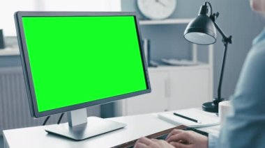 Resmi çalışan iş kadını klavyede daktilo kullanıyor, ofis çalışanı yeşil ekranın önünde oturuyor, krom anahtar kopyalama alanını değiştiriyor