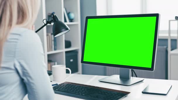 穿着正式服装的女人在办公室里用电脑上的视频通话 铬绿屏幕准备好复制谈话伙伴的对话空间 — 图库视频影像
