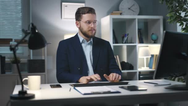 Dolly Shot Young Successful Beared Man Financial Analyst Working Office — Stock Video