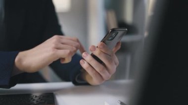 Ofiste akıllı telefon tutan iş adamlarının yakın görüntüsü, resmi takım elbiseli adam.