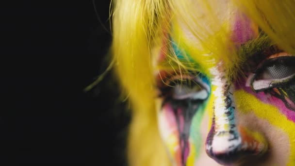 Makro Shot Młodej Kobiety Żółtymi Włosami Clown Face Art Pozowanie — Wideo stockowe