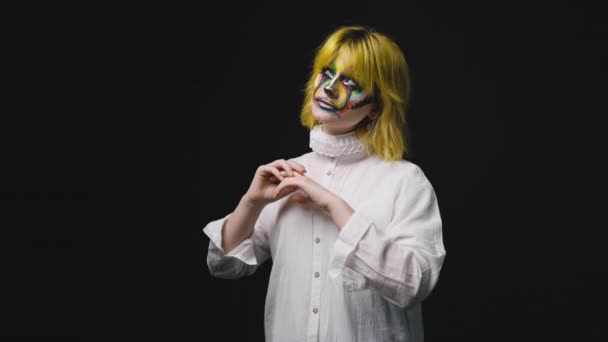 Junge Frau Weißen Hemd Mit Gelben Haaren Mit Clownsschminke Posiert — Stockvideo