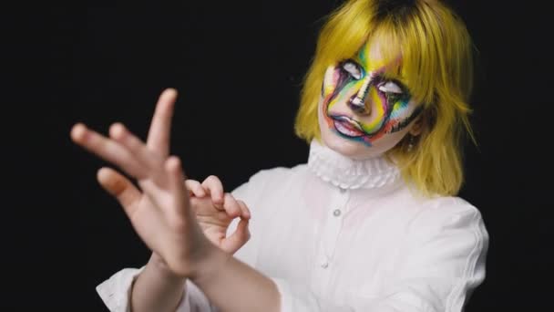 Młoda Kobieta Białej Koszuli Żółtymi Włosami Clown Face Art Uzupełnić — Wideo stockowe