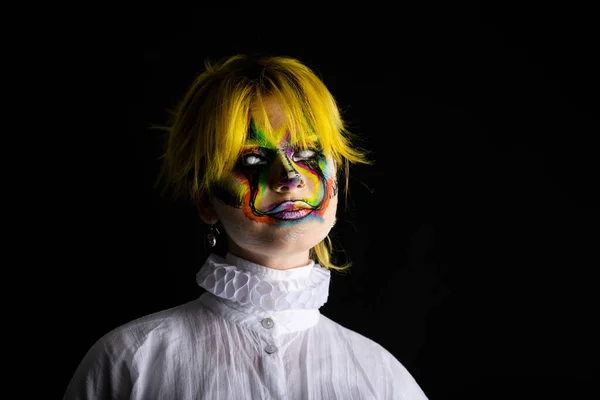 Ritratto Giovane Donna Con Capelli Gialli Faccia Clown Arte Sfondo — Foto Stock