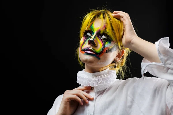 Ritratto Donna Con Capelli Gialli Faccia Malvagia Clown Arte Posa — Foto Stock