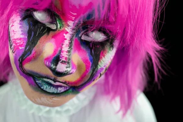 黒の背景に紫の髪と邪悪なピエロの顔アートと女性のクローズアップビュー — ストック写真