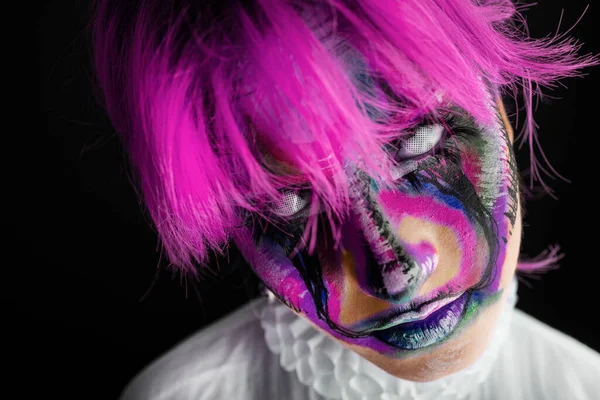 Закрыть Взгляд Женщину Фиолетовыми Волосами Злым Оборванным Лицом Черном Фоне Стоковое Изображение