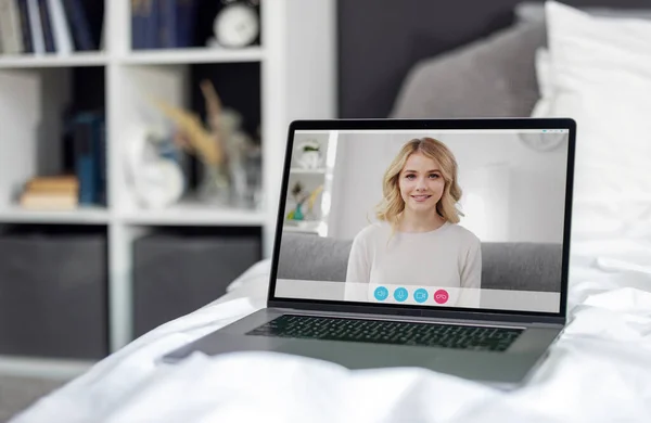 Laptop Med Ung Kvinna Videosamtal Skärmen Stående Bekväm Säng Med — Stockfoto