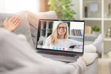 İki kadın arasındaki mesafeli video kaset, olgun bayanların boş zamanlarında video görüşmesi, aydınlık oturma odası içleri...