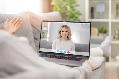 İki kadın arasındaki mesafeli video kaset, olgun bir bayan boş vakitlerinde kızıyla görüntülü görüşme yapar, oturma odasının içini aydınlatır. Bağlantı aile kavramı