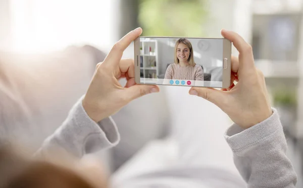 Mulher Deitada Sofá Confortável Segurando Smartphone Com Videochamada Conversa Agradável — Fotografia de Stock