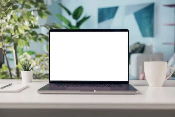 Laptop Dengan Layar Putih Kosong Ruang Tamu Nyaman Rumah Interior Stok Foto