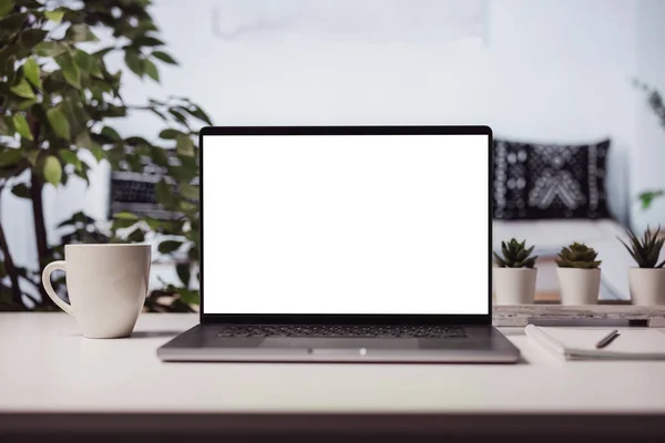 Fotokopi Için Beyaz Ekranı Olan Modern Bir Laptop Bir Fincan Stok Resim