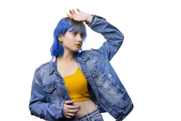 Retrato Mujer Joven Elegante Posando Tonos Azules Amarillos Ropa Sobre —  Fotos de Stock