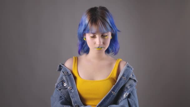 Gri Arka Planda Poz Veren Mavi Sarı Renkli Genç Bir — Stok video
