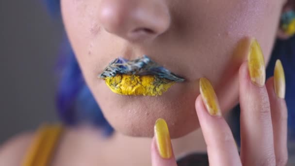 Zblízka Oříznutý Pohled Ženu Tvář Modrým Žlutým Uměním Drobné Květiny — Stock video