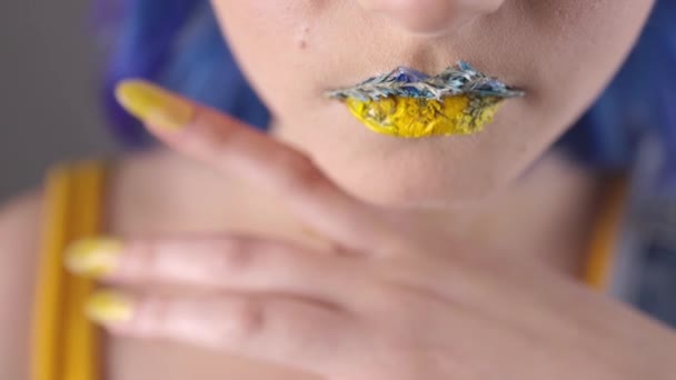 Зігнутий Погляд Жінку Синім Жовтим Мистецтвом Маленькі Квіти Встановлені Губах — стокове відео