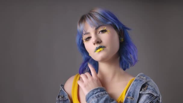 Mulher Tons Azuis Amarelos Roupas Posando Fundo Cinza Flores Lábios — Vídeo de Stock