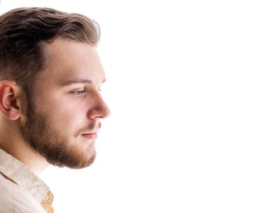 Beyaz arka planda izole edilmiş genç sakallı beyaz erkek portresi.