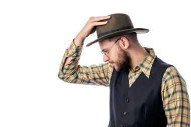 Beyaz arka planda izole edilmiş gömlek ve kepli bir gencin profil çekimi