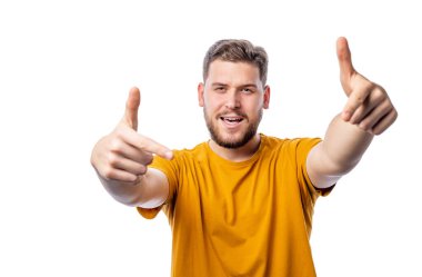 Sarı tişörtlü yakışıklı beyaz adam beyaz arka planda izole bir jest yapıyor.