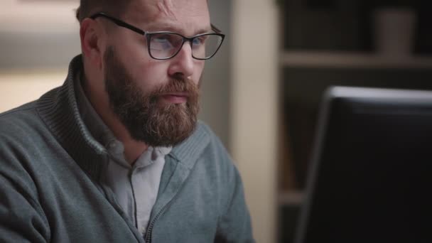 Nachdenklicher Bärtiger Mann Hat Zweifel Der Arbeit Mit Dem Computer — Stockvideo