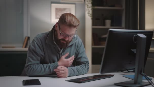 Зрелый Бородатый Мужчина Чувствует Боль Сердце Измеряет Пульс Запястье Измученный — стоковое видео