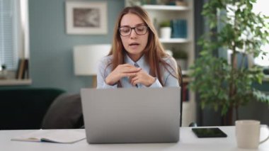 Evden Çalışan Neşeli Kadın, Konforlu Işık Odasından Bilgisayar, Ön Statik Görünüm kullanarak Videochat Konferansı