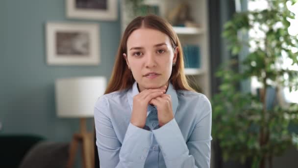 Vrolijke Jonge Student Vrouw Blauw Shirt Gebruik Videochat Van Thuis — Stockvideo