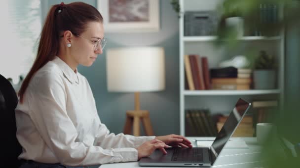 Γυναίκα Πληκτρολογεί Έναν Υπολογιστή Ενώ Κάθεται Στο Γραφείο Στο Χώρο — Αρχείο Βίντεο