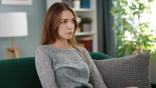 Mutlu Rahat Bir Kadın Kanepede Oturur Rahat Bir Evde Dinlenir — Stok video