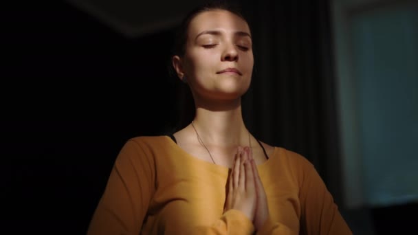 Portré Fiatal Barna Kapaszkodó Kéz Namaste Légzés Míg Sugarak Felkelő — Stock videók