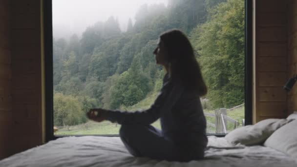 Widok Boku Nieskupiona Kobieta Siedzi Łóżku Lotosu Stanowią Relaks Przed — Wideo stockowe