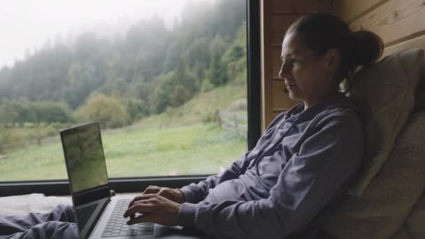从窗户宽 森林中雾蒙蒙的清晨 宁静闲暇时间概念看妇女在卧室工作的特写 — 图库视频影像