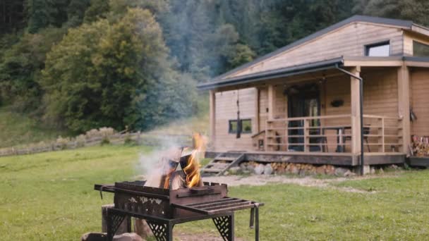 斯堪的那维亚人森林前房屋的静态观点 篝火的放松区 平静和自由的概念 — 图库视频影像