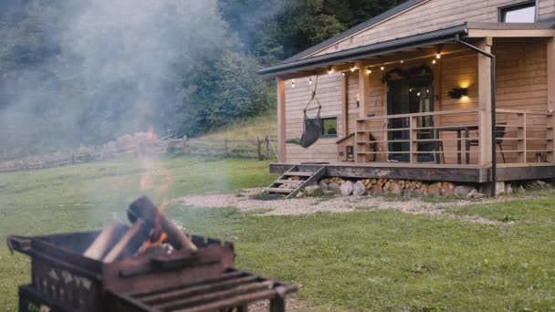 Ormandaki Skandinav Evi Şenlik Ateşiyle Gevşemiş Bölge Sakinlik Özgürlük Kavramı — Stok video