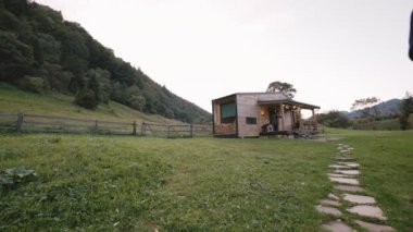 Ormandaki İskandinav evi, şenlik ateşiyle gevşemiş bölge, sakinlik ve özgürlük kavramı