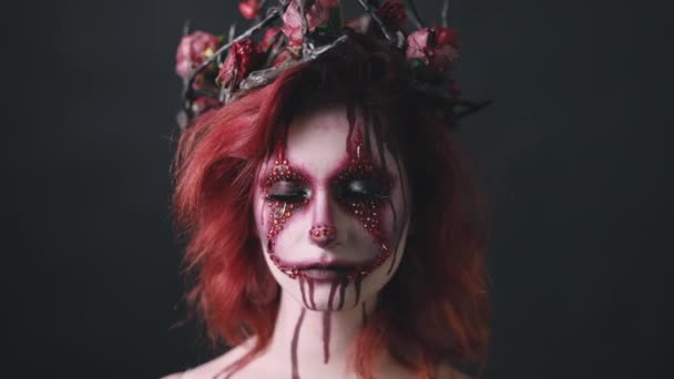 Joven Mujer Pelo Rojo Con Haloween Arte Cara Sangrienta Horror — Vídeos de Stock