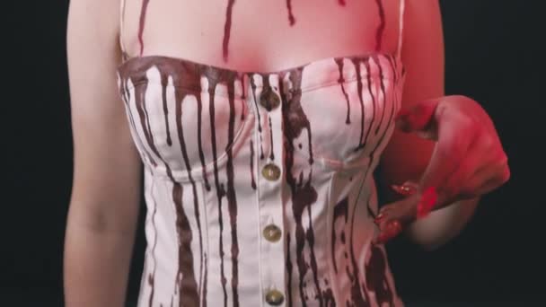 Молода Жінка Червоними Кристалами Стикається Мистецтвом Білій Сукні Кров Чорний — стокове відео