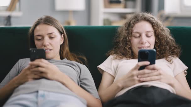 Junge Frauen Schauen Sich Soziale Medien Smartphone Telefonieren Sms Genießen — Stockvideo