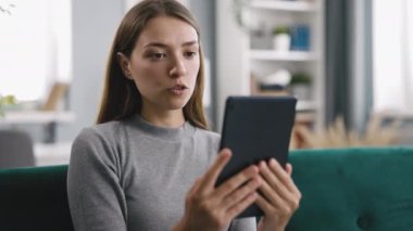 Genç bir kadın evden görüntülü konuşma yapıyor, parlak ışıklı oturma odasında koltukta oturuyor, boş zamanlarını ailesiyle ya da arkadaşıyla sohbet ederek geçiriyor.